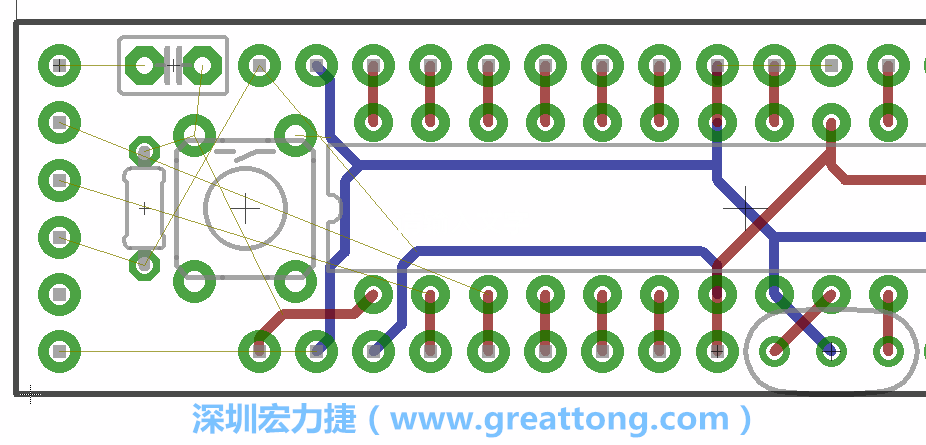 到目前為止，你應(yīng)該只剩下四個(gè)部分還未進(jìn)行布線，10K重置上拉電阻器、重置電容和1×6的序列排針。